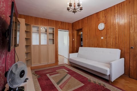 Bed, TV and multimedia, Living room, Photo of the whole room, Seating area, wardrobe