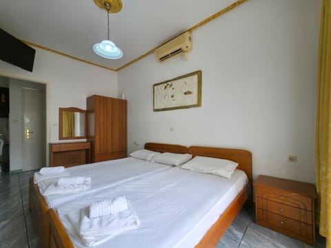 Bed, TV and multimedia, Photo of the whole room, Bedroom, towels, wardrobe, air conditioner