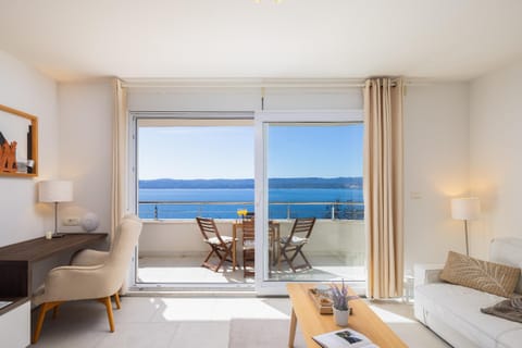 Natural landscape, View (from property/room), Balcony/Terrace, Living room, Seating area, Sea view