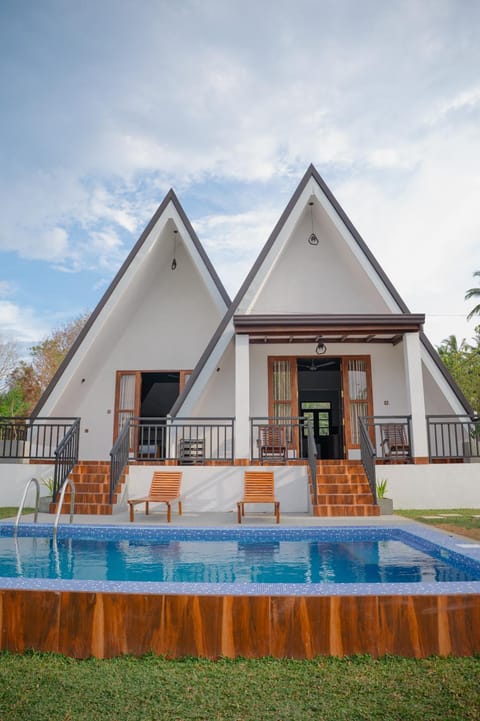 Property building, Day, Pool view, Swimming pool, sunbed