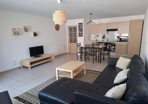 TV and multimedia, Kitchen or kitchenette, Living room, Seating area, Dining area, oven, stove