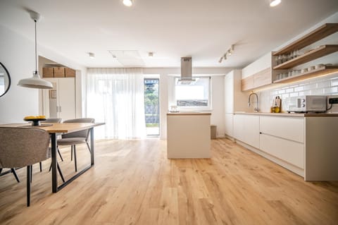 Kitchen or kitchenette, Dining area, dishwasher, oven, pet friendly, stove