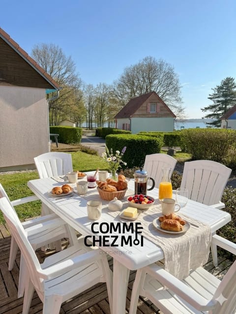 Natural landscape, Balcony/Terrace, Dining area, Food, Lake view