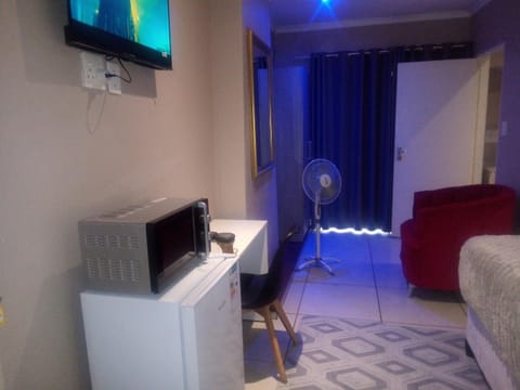 Communal lounge/ TV room, TV and multimedia, Living room, Seating area, Evening entertainment