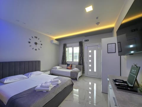 Bed, TV and multimedia, Photo of the whole room, Seating area, towels