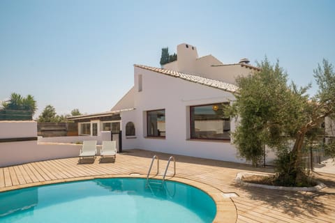 Property building, Patio, Day, Pool view, Swimming pool, Swimming pool, sunbed