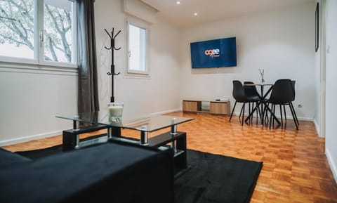 Communal lounge/ TV room, TV and multimedia, Dining area