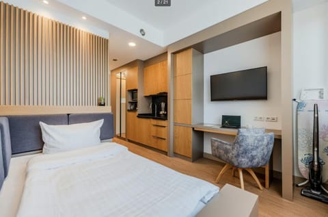 Bed, TV and multimedia, Kitchen or kitchenette, Photo of the whole room, Bedroom, oven
