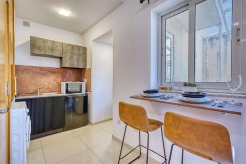 Kitchen or kitchenette, Dining area, minibar, oven, pet friendly, stove