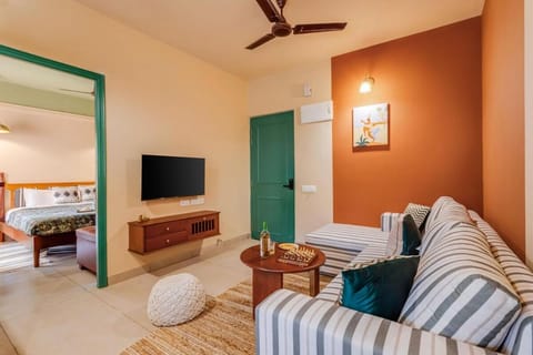 Bed, TV and multimedia, Living room, Photo of the whole room, Seating area, Evening entertainment, Bedroom