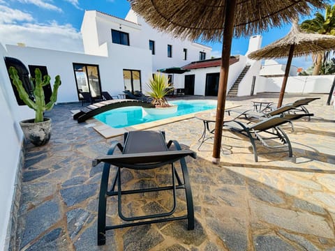 Property building, Patio, Day, Swimming pool, sunbed