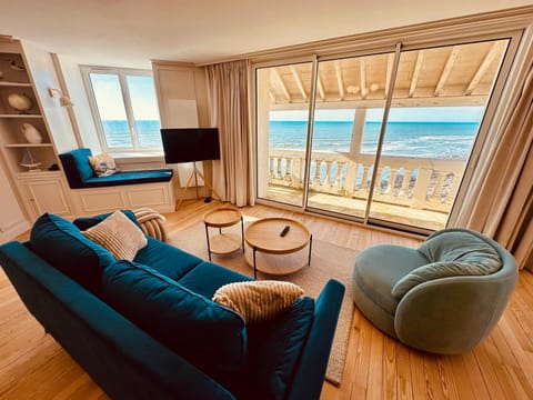 Natural landscape, TV and multimedia, Living room, Seating area, Sea view