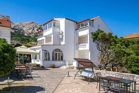 Property building, Patio, Day, Natural landscape, Mountain view