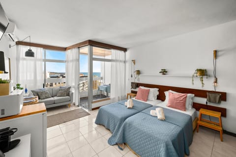 TV and multimedia, View (from property/room), Balcony/Terrace, Living room, Decorative detail, Decorative detail, Bedroom, Sea view, Sea view, Street view, air conditioner