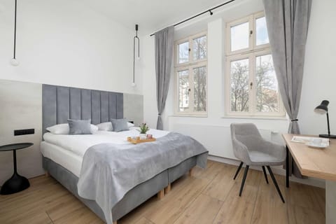 Bed, Photo of the whole room, Seating area