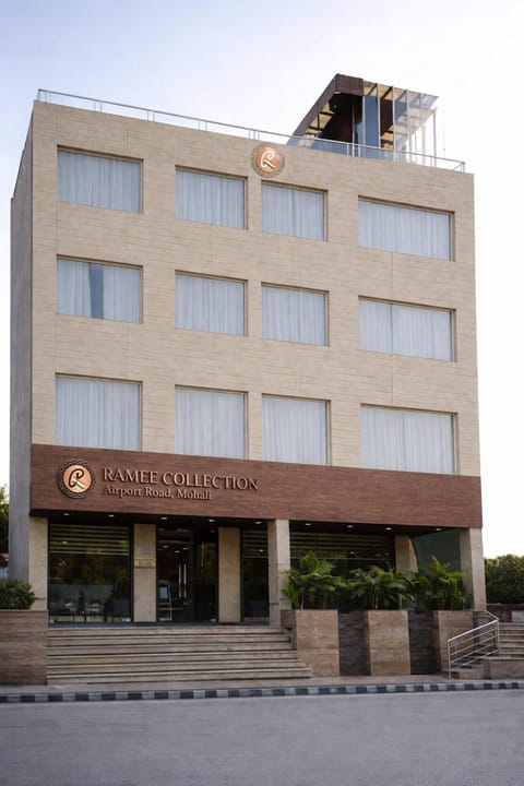Property building, Facade/entrance, Day