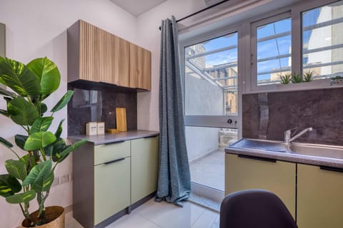 Kitchen or kitchenette, minibar, oven