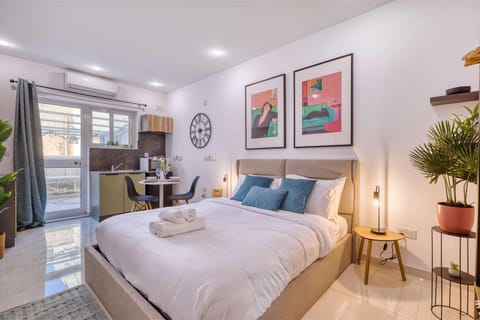 Bed, Living room, Photo of the whole room, Seating area, Bedroom, towels