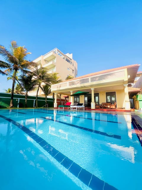 Property building, Day, Swimming pool