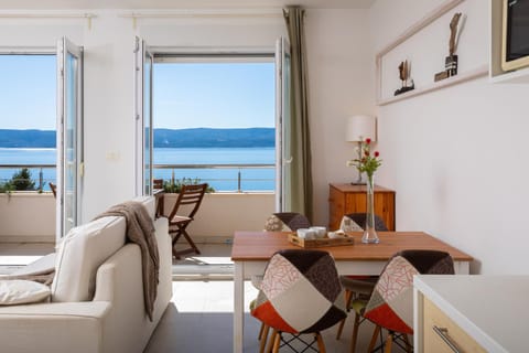 Natural landscape, View (from property/room), Balcony/Terrace, Living room, Seating area, Dining area, Sea view