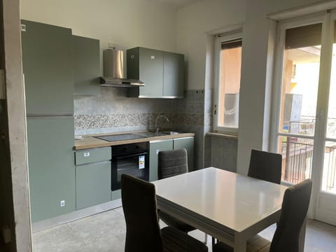 Kitchen or kitchenette, Dining area, stove