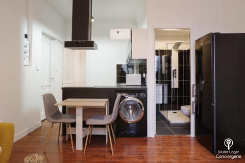 Kitchen or kitchenette, Dining area