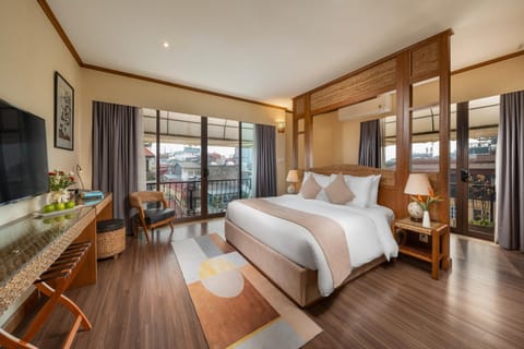 Bed, View (from property/room), Photo of the whole room, Seating area, Bedroom
