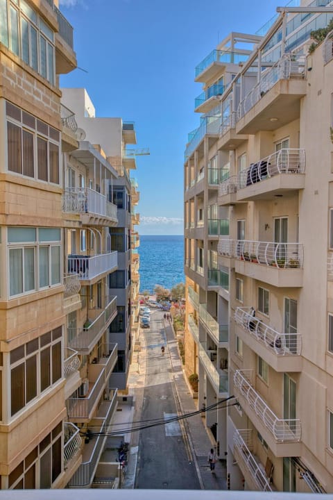 Property building, Day, Neighbourhood, Natural landscape, City view, Sea view, Street view, Location, Parking