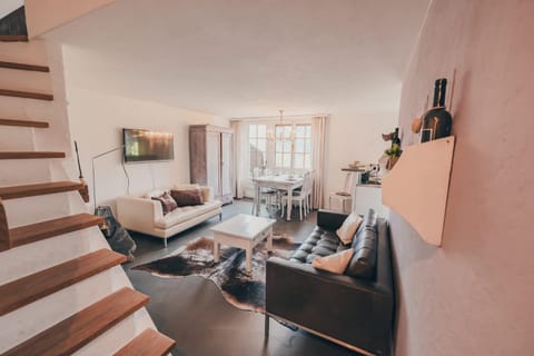 TV and multimedia, Living room, Seating area, Dining area