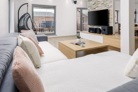 Communal lounge/ TV room, TV and multimedia, Living room, Seating area, Evening entertainment