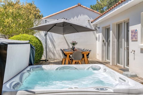 Patio, Natural landscape, Hot Tub