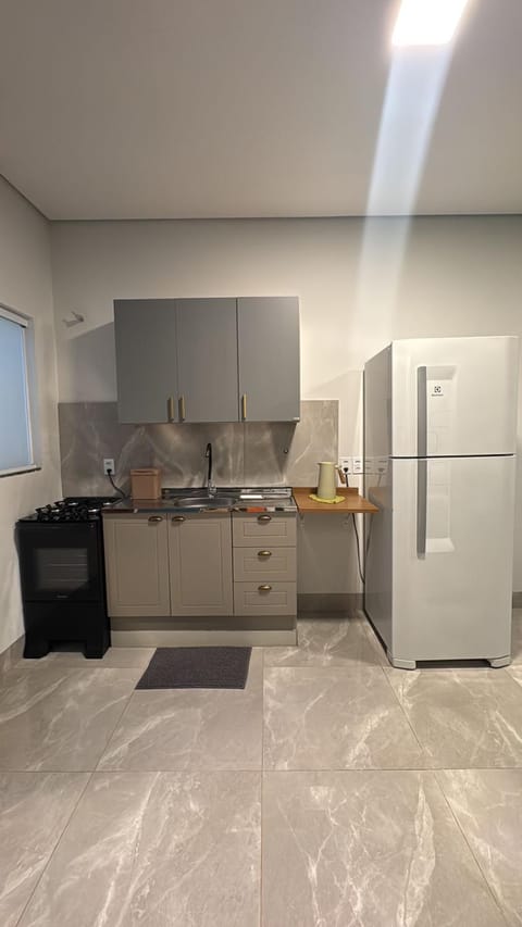 Kitchen or kitchenette, minibar, oven, stove