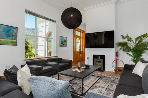 Communal lounge/ TV room, Living room, Seating area, Evening entertainment, Garden view, Landmark view, Mountain view, fireplace