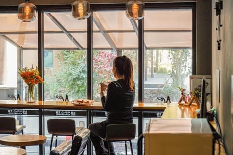 Restaurant/places to eat, Food and drinks, Seating area, Dining area, Food