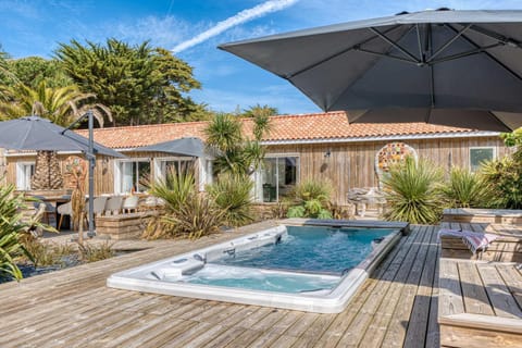 Property building, Patio, Day, Garden, Garden view, Pool view, Swimming pool, sunbed