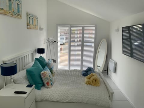 Bed, TV and multimedia, Bedroom, towels