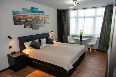 Bed, Living room, Photo of the whole room, Seating area, Dining area, Bedroom