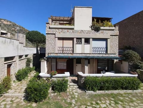 Property building, Patio, Spring, Day, Natural landscape, Balcony/Terrace, Mountain view
