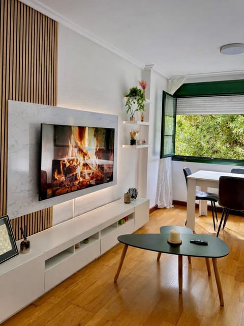 Communal lounge/ TV room, TV and multimedia, Living room, Dining area, Evening entertainment