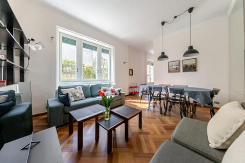 TV and multimedia, Living room, Seating area, air conditioner