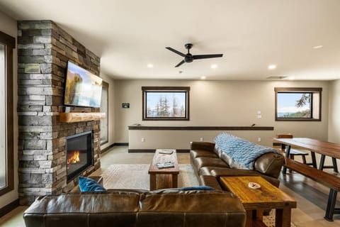 TV and multimedia, Living room, Seating area, Evening entertainment, fireplace