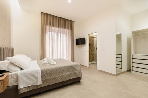 Bed, TV and multimedia, Photo of the whole room, Bedroom, towels, wardrobe