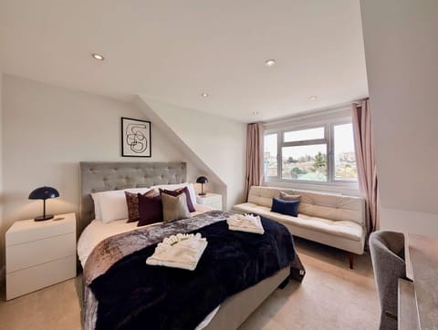 Bed, Bedroom, towels
