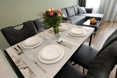 Living room, Food and drinks, Seating area, Dining area, Food