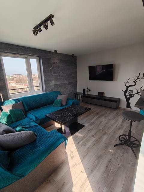 Communal lounge/ TV room, TV and multimedia, Living room, Seating area, Evening entertainment
