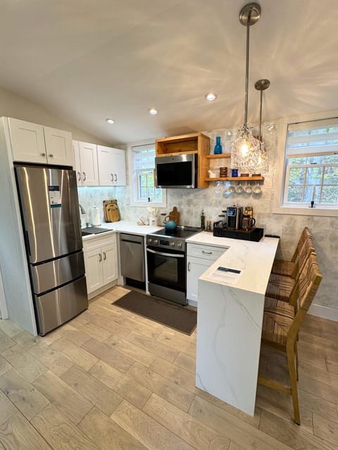 Kitchen or kitchenette, Seating area, Dining area