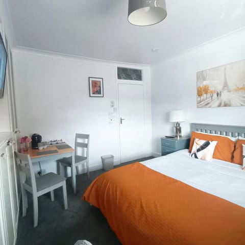 Bed, TV and multimedia, Photo of the whole room, Seating area, Bedroom