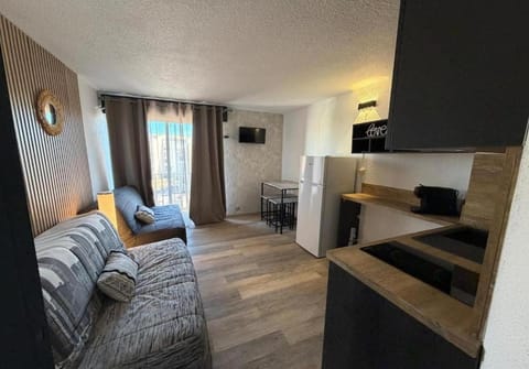 TV and multimedia, Kitchen or kitchenette, Living room, stove
