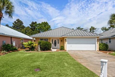 Property building, Day, Neighbourhood, Natural landscape, Parking, pet friendly