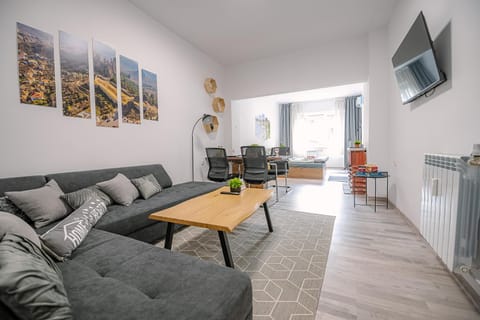 TV and multimedia, Living room, Seating area, Evening entertainment